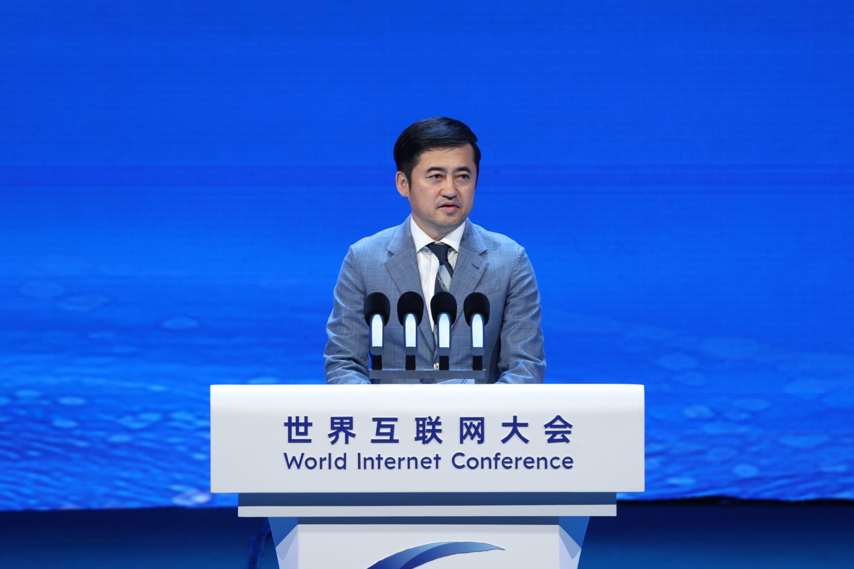 安踏集团董事局主席在世界互联网大会发言：AI赋能创新，驱动新消费服务升级