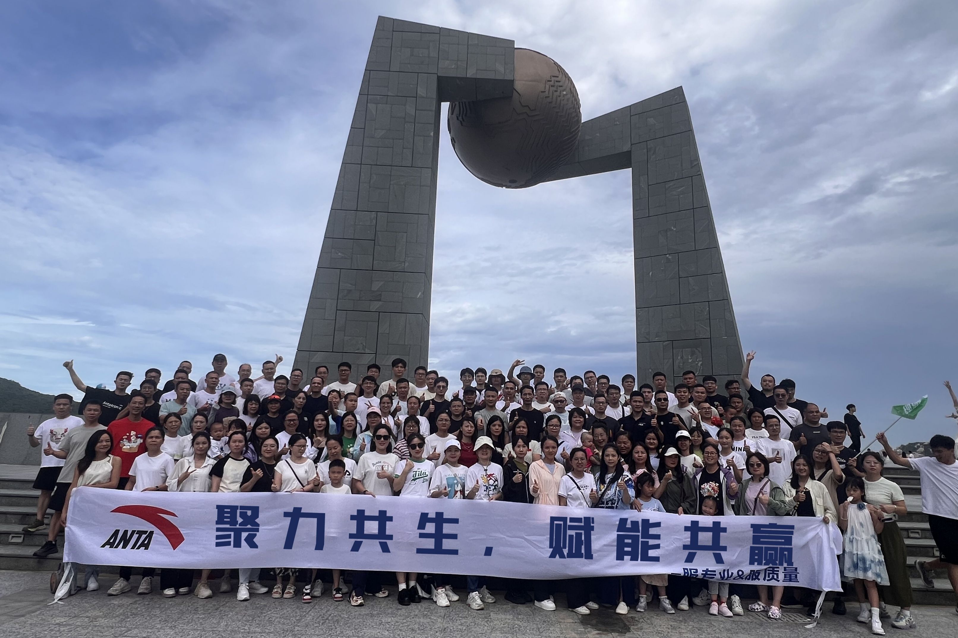 共赏一轮超月！全球安踏人共庆中秋