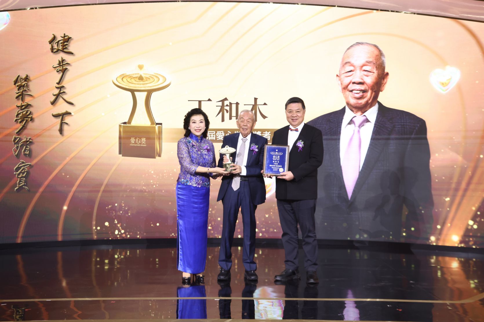安踏集团和敏基金会荣誉主席丁和木捐出全部“爱心奖”奖金用于“春蕾茁壮公益计划”