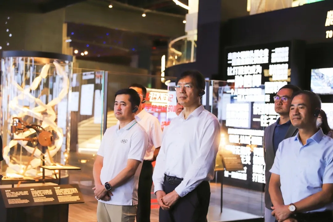 清华大学李路明校长一行到访安踏集团