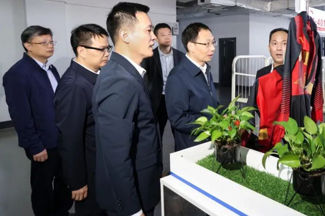 厦门市委书记崔永辉到访安踏同安工业园区调研推进产业数字化工作