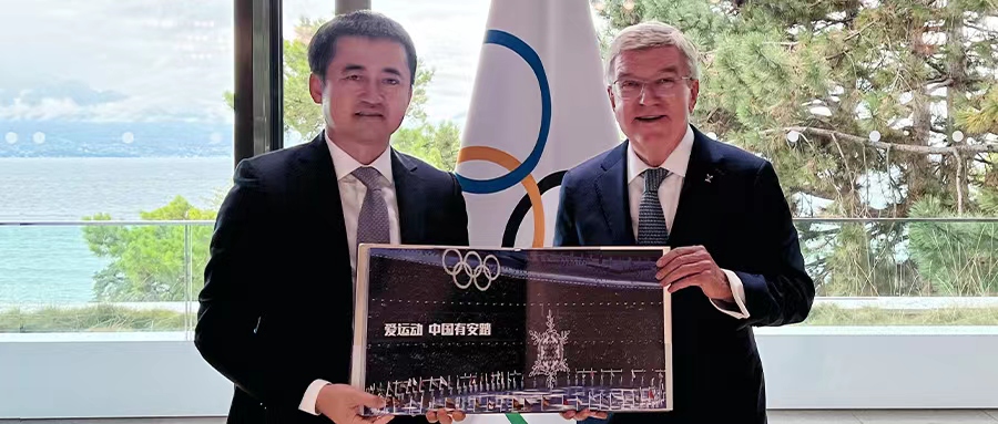 安踏集团丁世忠与国际奥委会主席巴赫亲切会面
