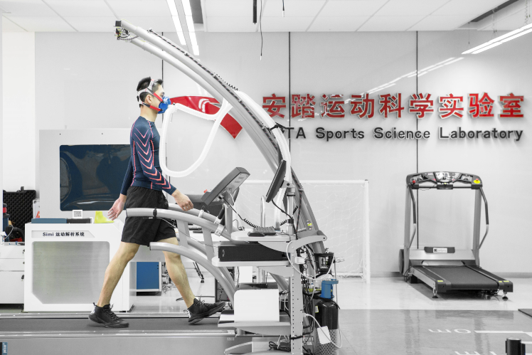传媒聚焦 | 《人民日报》：安踏集团专注研发创新 孵化品牌矩阵
