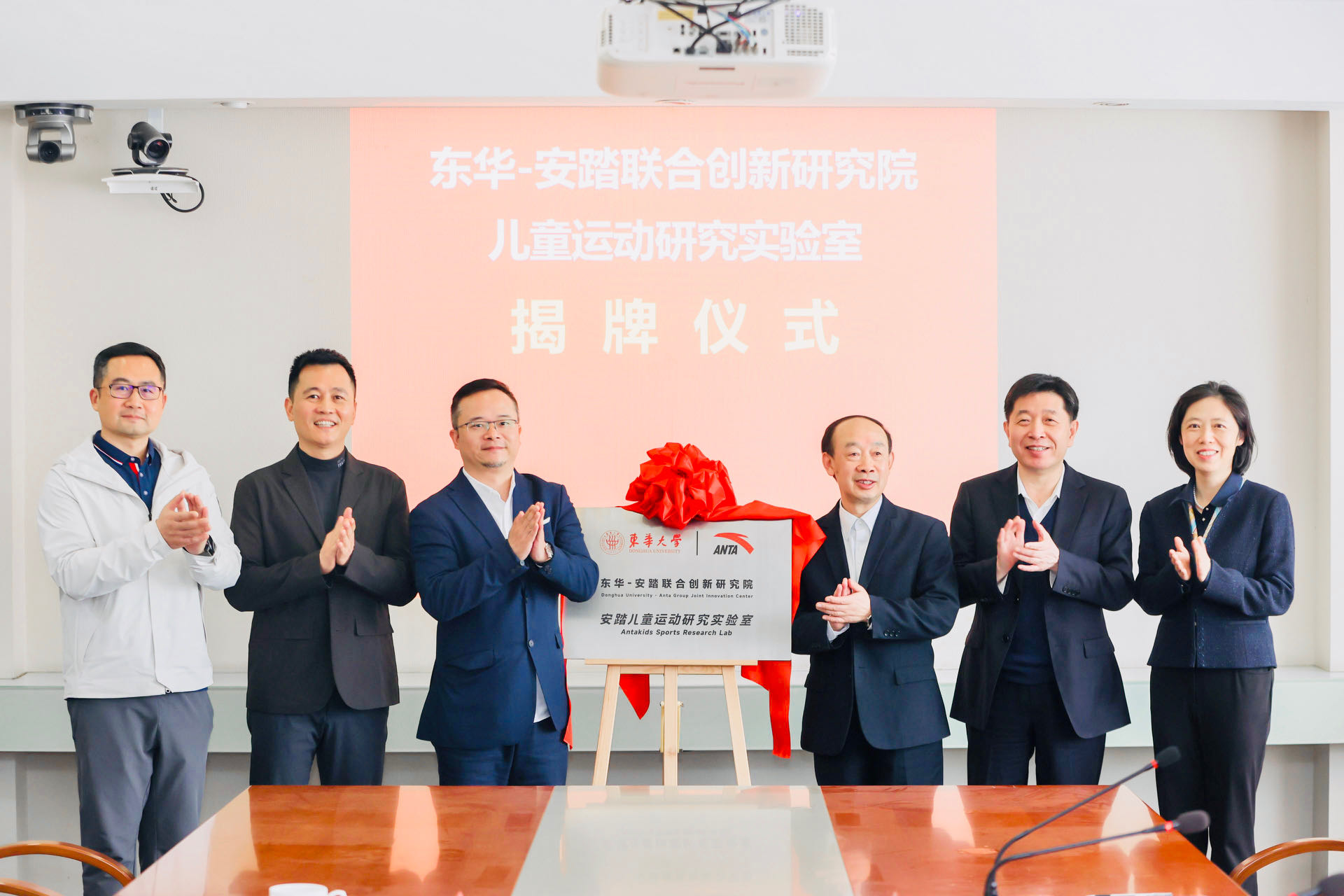 东华-安踏联合创新研究院管委会主任孙以泽当选中国工程院院士