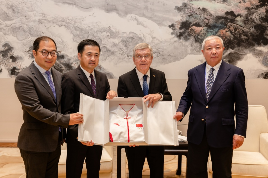 安踏集团丁世忠与国际奥委会主席巴赫亲切会面